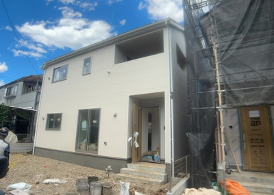【バルコニー】 | 宮下町新築戸建 | バルコニーは、室外の専用スペースのうち、「屋根がなく開放された空間」であるものを指します。ベランダより広いタイプのものが多く、日当たりもよいため家庭菜園などを楽しみたい人にとって適した環境となります。