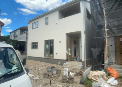 【玄関】 | 宮下町新築戸建 | 玄関は家の顔でもあり、家族以外の目にも止まる場所です。玄関は外との間を仕切る扉、靴などをしまっておく収納スペース、靴脱ぎのたたきスペース、来客とのやり取りをするドアホンなど複数のアイテムからなります。
