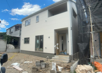 【構造・工法・仕様】 | 宮下町新築戸建 | 木造住宅とは土台、壁、柱など建築物の強度を支える構造体の材に木が使用されている構造を指します。構造体は建物の自重を支えるだけではなく風圧や水圧、積裁荷重などあらゆる衝撃に耐えるための基礎です。
