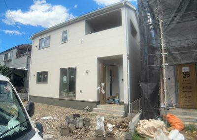 【構造・工法・仕様】 | 宮下町新築戸建 | ベタ基礎とは、柱の位置に関係なく全体に基礎がある事を指し、面積が大きい分建物の重さを全体に分散できます。また、地面からの湿気や害虫を遮断でき、木造住宅で心配されるシロアリ被害を防ぐ効果も期待できます。