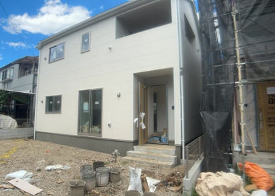 【外観】 | 宮下町新築戸建 | 現地に行くなら、物件の周囲の地形がどうなっているかを見ることも大切です。周辺より低くなっている土地では、大雨などで水が集まりやすいため、地盤が弱くなっているということも考えられるため、注意が必要です。