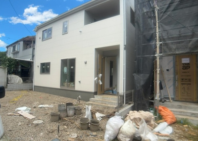 【前面道路含む現地写真】 | 宮下町新築戸建 | 道幅が狭い場所は比較的土地の値段が低いことが多く、また交通量が少ないため騒音が少なく静かな環境で過ごせます。また、小さいお子様がいるご家庭も安心です。一方で車の駐車が難しいというデメリットもあります。