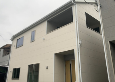 【外観】 | 宮下町新築戸建 | 令和８年９月築の新築一戸建て住宅です。落ち着いたカラーリングのスタイリッシュな外観デザインが特徴的。建蔽率４０％・容積率８０％のゆとりある敷地（１３５．５８平米）に建つ開放感ある住まいとなっております