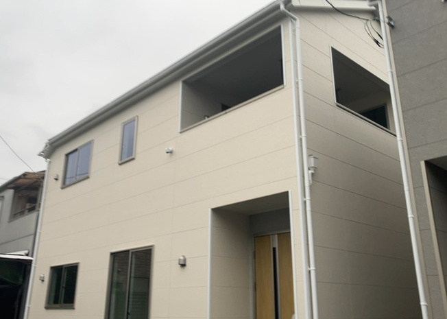 【外観】 | 宮下町新築戸建 | 令和８年９月築の新築一戸建て住宅です。落ち着いたカラーリングのスタイリッシュな外観デザインが特徴的。建蔽率４０％・容積率８０％のゆとりある敷地（１３５．５８平米）に建つ開放感ある住まいとなっております