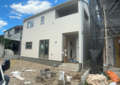 【駐車場】 | 宮下町新築戸建 | 車一台あたりに必要なスペースは、標準サイズの普通自動車で横幅2m50cm、長さ5mは必要になります。ただし、乗降のことも考慮して横幅3m30cm、長さ5m50cmほどは確保できるところを選びましょう。