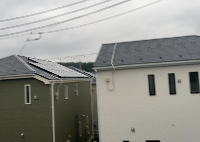 【展望】 | 宮下町新築戸建 | 建蔽率４０％・容積率８０％の低層住宅街ならではの、周囲に高い建物がない開放的な展望が広がります。陽当りや風通しも保たれやすく、青空を仰ぎながら周囲の緑豊かな住環境を日々実感できる魅力的な景観です。