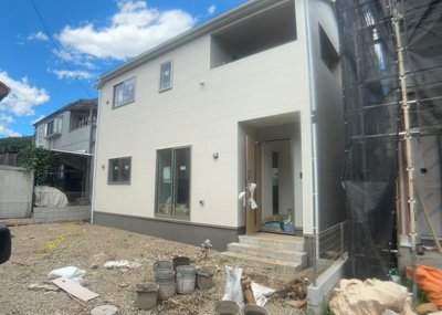 【庭】 | 宮下町新築戸建 | 家族でのBBQを行うのであれば3坪程度の広さがあればよいでしょう。ガーデニングや家庭菜園を楽しむ際は、手入れが行き届く範囲にすると安心です。また、庭のある方角や接道が気になる方は事前に確認しましょう。