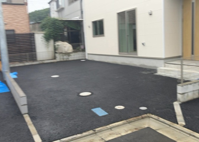 【駐車場】 | 宮下町新築戸建 | 敷地内にはカースペース２台分を確保しており、セカンドカーや来客用の駐車にも便利に対応できます。前面道路は幅員約５．２ｍあり、お車の移動や出し入れも余裕を持ってスムーズに行っていただける空間です。