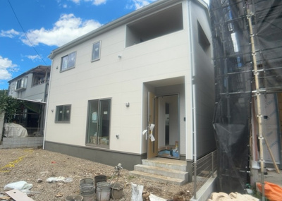 【外観】 | 宮下町新築戸建 | 現在は上棟となっています。現地をご見学に行く際は、道路の幅や周辺の交通量、施設などをご確認頂くことをおすすめします！ある程度イメージをつけたいという場合は、同売主の施工事例や完成パースもお見せします。