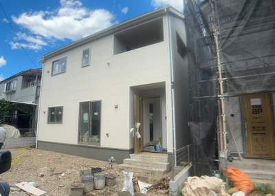 【バルコニー】 | 宮下町新築戸建 | 一般的なバルコニーは、奥行1.5ｍ程ですが、ワイルドバルコニーは2ｍまで広がっています。そのため洗濯物の間隔をあけ干すことができ、乾きやすいというメリットや、ガーデニングが楽しめる等の特徴があります。