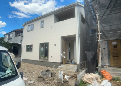 【設備】 | 宮下町新築戸建 | 敷地内には、散水栓や立水栓があります。水道水を直接利用できるため、水を運ぶ手間を省くことが出来ます。大量の水を必要とする洗車作業や清掃などに役立ちます。その他設備とあわせて、現地でご確認ください。