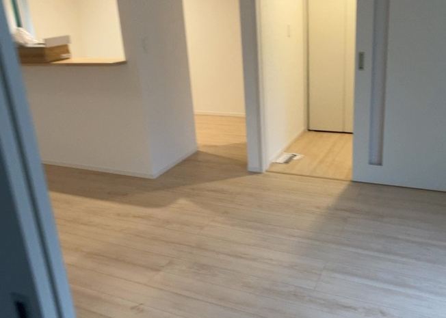 【居間・リビング】 | 宮下町新築戸建 | １階のLDKは１６．２帖の広々空間。２面採光を取り入れることで自然光が部屋全体に届く明るい居住エリアを実現しています。家族が集まりやすく、開放感溢れるレイアウトで心地よい日常をサポートいたします。