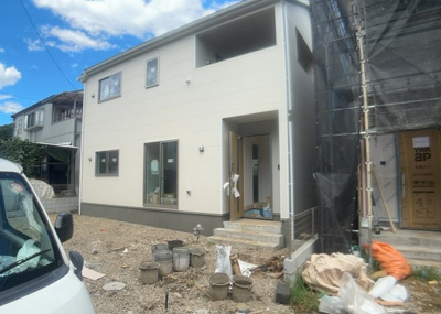 【発電・温水設備】 | 宮下町新築戸建 | 省エネ給湯器とは従来型の給湯器より熱効率が高く、少ない燃料でたくさんのお湯を沸かすことが出来る高効率な給湯器のことを指します。また、省エネ給湯器には種類があり、利便性や効果なども様々です。