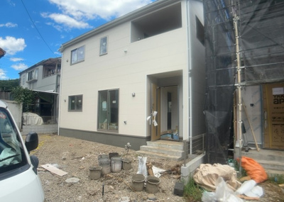 【セキュリティ】 | 宮下町新築戸建 | モニターで来訪者を確認して、目的が分からない場合はインターホンを通じて室内から会話することができます。怪しいと感じた場合はインターホン越しにお帰りいただくことができるので、直接会うことがなく安全です。