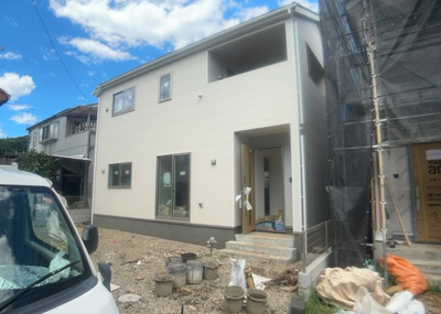 【玄関】 | 宮下町新築戸建 | 玄関は、狭すぎると複数人で使いにくく、広すぎても無駄な空間になりがちです。最低2畳を目安にして、家の広さとの兼ね合いや家族の人数を考慮して決めるとよいでしょう。現地を見学して快適な玄関を選びましょう！