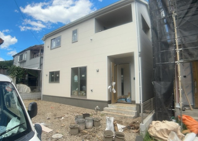 【冷暖房・空調設備】 | 宮下町新築戸建 | 基礎パッキング工法とは、床下の換気確保のため基礎と土台の間に緩衝材を挟み込む工法です。土台の下に数十センチの間隔で設置されるため、全体的な隙間が生まれます。床下換気口に比べて高い通気性が確保されます。