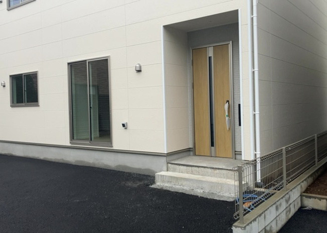 【外観】 | 宮下町新築戸建 | 八王子市宮下町に誕生する新築戸建てです。加住中学校まで徒歩４分（２８３ｍ）と通学にも大変便利なロケーション。静かで緑豊かな住環境と、モダンで落ち着きのある建物デザインが調和した魅力的な外観です。