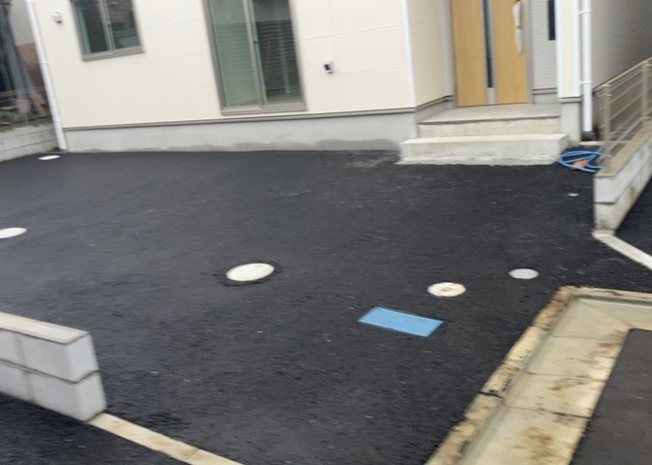 【前面道路含む現地写真】 | 宮下町新築戸建 | 現地前面道路は東側・幅員約５．２ｍの私道となっており、車のすれ違いも行いやすい道幅です。通り抜けが少ない静かな住環境のため、小さなお子様がいるご家庭でも安心して新生活をスタートしていただけます。
