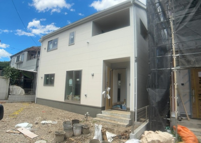 【前面道路含む現地写真】 | 宮下町新築戸建 | 住宅用の土地では前面道路に2m以上接していなければならないと法律で定められています。しかし、お持ちの車のサイズやライフスタイルなどにより、2mでは利便が悪い場合もございますので、事前に確認しましょう。