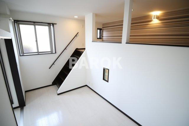 福岡市西区内浜２丁目のアパートの居間・リビング