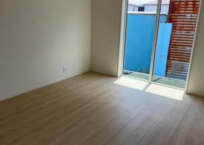 【居間・リビング】 | 下川入新築戸建 | 直線タイプはLとDKを一直線に並べた形で対面キッチンのタイプです。一般的なのでよく見かけるかもしれません。直線タイプに似た直接アイランドタイプは、キッチンとダイニングの間に壁がない分広く感じられます。