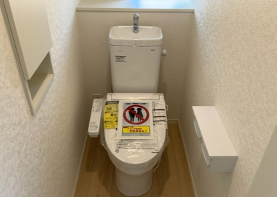 【トイレ】 | 下川入新築戸建 | トイレは大きさや形、機能、抗菌性などが異なる多種多彩なタイプが各メーカーから出ています。それぞれに良さがあるため、事前にどういったタイプのトイレがいいのかをご家庭内で決めて、内見に行くといいでしょう。