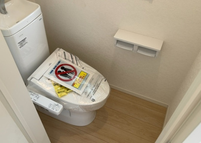 【トイレ】 | 下川入新築戸建 | トイレは大きさや形、機能、抗菌性などが異なる多種多彩なタイプが各メーカーから出ています。それぞれに良さがあるため、事前にどういったタイプのトイレがいいのかをご家庭内で決めて、内見に行くといいでしょう。