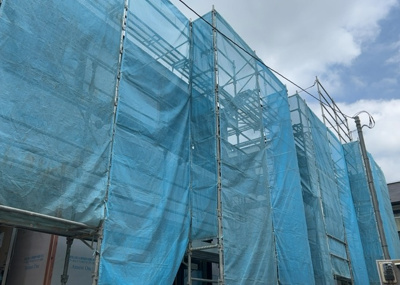 【バルコニー】 | 愛名新築戸建 | バルコニーは、室外の専用スペースのうち、「屋根がなく開放された空間」であるものを指します。ベランダより広いタイプのものが多く、日当たりもよいため家庭菜園などを楽しみたい人にとって適した環境となります。