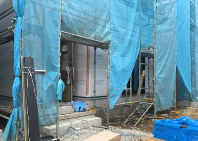 【構造・工法・仕様】 | 愛名新築戸建 | 木造住宅とは土台、壁、柱など建築物の強度を支える構造体の材に木が使用されている構造を指します。構造体は建物の自重を支えるだけではなく風圧や水圧、積裁荷重などあらゆる衝撃に耐えるための基礎です。