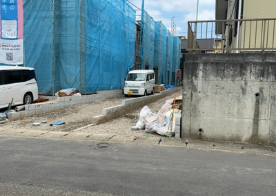 【前面道路含む現地写真】 | 愛名新築戸建 | 道幅が狭い場所は比較的土地の値段が低いことが多く、また交通量が少ないため騒音が少なく静かな環境で過ごせます。また、小さいお子様がいるご家庭も安心です。一方で車の駐車が難しいというデメリットもあります。