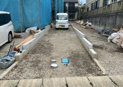 【駐車場】 | 愛名新築戸建 | 車一台あたりに必要なスペースは、標準サイズの普通自動車で横幅2m50cm、長さ5mは必要になります。ただし、乗降のことも考慮して横幅3m30cm、長さ5m50cmほどは確保できるところを選びましょう。