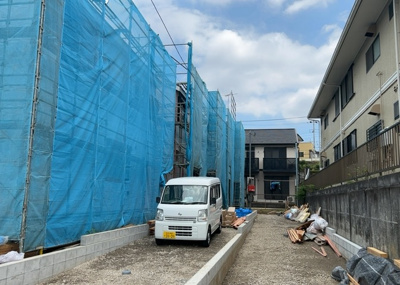 【外観】 | 愛名新築戸建 | 現在は上棟となっています。現地をご見学に行く際は、道路の幅や周辺の交通量、施設などをご確認頂くことをおすすめします！ある程度イメージをつけたいという場合は、同売主の施工事例や完成パースもお見せします。