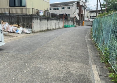 【前面道路含む現地写真】 | 愛名新築戸建 | 住宅用の土地では前面道路に2m以上接していなければならないと法律で定められています。しかし、お持ちの車のサイズやライフスタイルなどにより、2mでは利便が悪い場合もございますので、事前に確認しましょう。