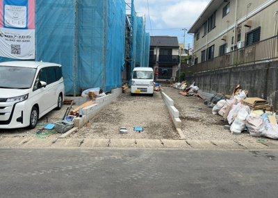 【前面道路含む現地写真】 | 愛名新築戸建 | お持ちの車種によっては前面道路が広い方が便利でしょう。しかし、前面道路が広ければその分交通量が多くなるため、騒音などが気になる場合があります。実際に現地を見学し、周辺交通量や騒音などを確認しましょう！