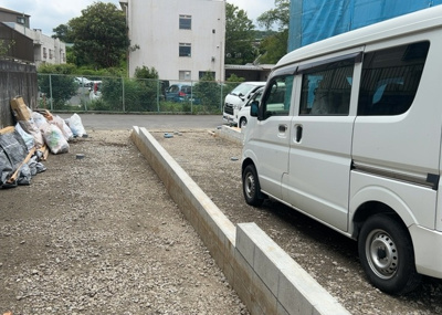 【駐車場】 | 愛名新築戸建 | 駐車場と明記されていても、最小スペースでつくられた駐車場だと大型車は駐車できなかったり、出入りしにくくなったりする可能性があります。お車のサイズと購入したい物件の駐車場のサイズを現地で確認しましょう。