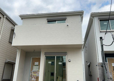 【バルコニー】 | 妻田西新築戸建 | バルコニーは、室外の専用スペースのうち、「屋根がなく開放された空間」であるものを指します。ベランダより広いタイプのものが多く、日当たりもよいため家庭菜園などを楽しみたい人にとって適した環境となります。