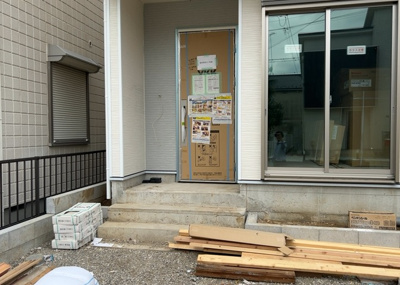 【玄関】 | 妻田西新築戸建 | 玄関は家の顔でもあり、家族以外の目にも止まる場所です。玄関は外との間を仕切る扉、靴などをしまっておく収納スペース、靴脱ぎのたたきスペース、来客とのやり取りをするドアホンなど複数のアイテムからなります。