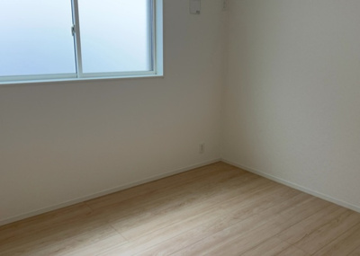 【寝室】 | 妻田西新築戸建 | ゆとりある6.0帖の洋室は主寝室としておすすめ。衣類をたっぷりしまえるウォークインクロゼットを完備しているため、室内をシンプルに保てます。南面バルコニーに直結しており朝の光が心地よい空間です。