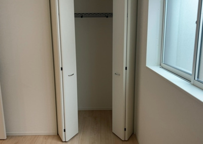 【構造・工法・仕様】 | 妻田西新築戸建 | 木造住宅とは土台、壁、柱など建築物の強度を支える構造体の材に木が使用されている構造を指します。構造体は建物の自重を支えるだけではなく風圧や水圧、積裁荷重などあらゆる衝撃に耐えるための基礎です。