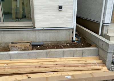 【構造・工法・仕様】 | 妻田西新築戸建 | ベタ基礎とは、柱の位置に関係なく全体に基礎がある事を指し、面積が大きい分建物の重さを全体に分散できます。また、地面からの湿気や害虫を遮断でき、木造住宅で心配されるシロアリ被害を防ぐ効果も期待できます。