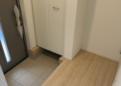【外観】 | 妻田西新築戸建 | 現地に行くなら、物件の周囲の地形がどうなっているかを見ることも大切です。周辺より低くなっている土地では、大雨などで水が集まりやすいため、地盤が弱くなっているということも考えられるため、注意が必要です。