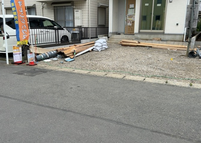 【前面道路含む現地写真】 | 妻田西新築戸建 | 道幅が狭い場所は比較的土地の値段が低いことが多く、また交通量が少ないため騒音が少なく静かな環境で過ごせます。また、小さいお子様がいるご家庭も安心です。一方で車の駐車が難しいというデメリットもあります。