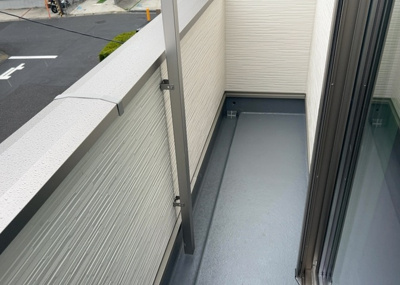 【バルコニー】 | 妻田西新築戸建 | 陽当り良好な南面バルコニー。十分なスペースが確保されており、布団や洗濯物を一度にたくさん干すことができます。お日様の光をたっぷりと浴びることができ、心地よい風を感じられる開放的な空間です。