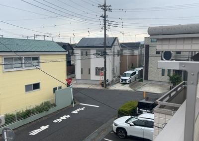 【展望】 | 妻田西新築戸建 | バルコニーからの眺望です。妻田西1丁目の閑静な住宅街を見渡すことができ、通風良好で快適な風が通り抜けます。周辺の建物との距離や日当たり具合、景色のひらけ具合などを現地にてお確かめくださいませ。