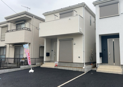 【駐車場】 | 妻田西新築戸建 | 車一台あたりに必要なスペースは、標準サイズの普通自動車で横幅2m50cm、長さ5mは必要になります。ただし、乗降のことも考慮して横幅3m30cm、長さ5m50cmほどは確保できるところを選びましょう。