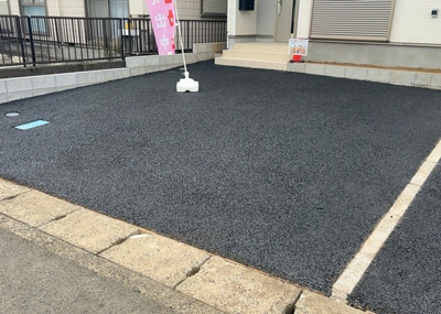 【駐車場】 | 妻田西新築戸建 | 敷地内にはカースペースを完備。駐車2台可能となっており、セカンドカーの所有や来客時にも便利に活用できます。前面の南側公道は幅員6.0mあるため、落ち着いて車の出し入れや駐車動作を行っていただけます。