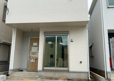 【外観】 | 妻田西新築戸建 | 現在は上棟となっています。現地をご見学に行く際は、道路の幅や周辺の交通量、施設などをご確認頂くことをおすすめします！ある程度イメージをつけたいという場合は、同売主の施工事例や完成パースもお見せします。