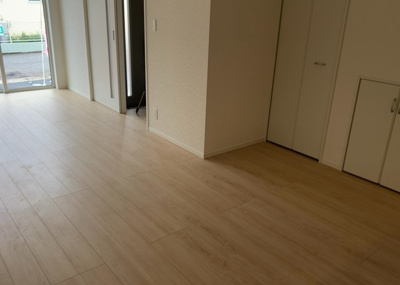 【居間・リビング】 | 妻田西新築戸建 | 天井が高く開放的な18.0帖のLDK空間です。南向きの大きな窓から陽光が差し込み、リビングとダイニングを明るく照らします。全室2面採光による優れた通風性能も備えた快適なファミリー向けリビングです。