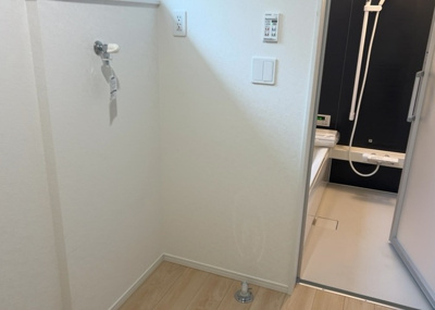 【発電・温水設備】 | 妻田西新築戸建 | 省エネ給湯器とは従来型の給湯器より熱効率が高く、少ない燃料でたくさんのお湯を沸かすことが出来る高効率な給湯器のことを指します。また、省エネ給湯器には種類があり、利便性や効果なども様々です。