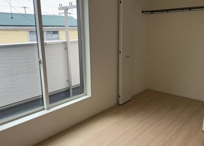 【子供部屋】 | 妻田西新築戸建 | 2階に位置する4.8帖の洋室は子供部屋として最適です。クロゼットを備えているためおもちゃや衣類もすっきり片付きます。全室2面採光設計により明るく風通しのよい室内で快適に学習や遊戯を楽しめます。